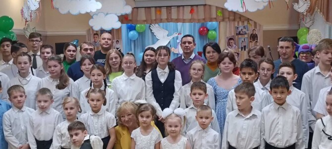 Пусть детство звонкое смеётся